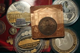 Жетоны и медали СПМД разных лет, выпущенные в честь его основания.