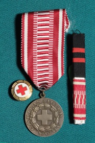 Финляндия Почетная медаль Красного креста. С орденской планкой и фрачником